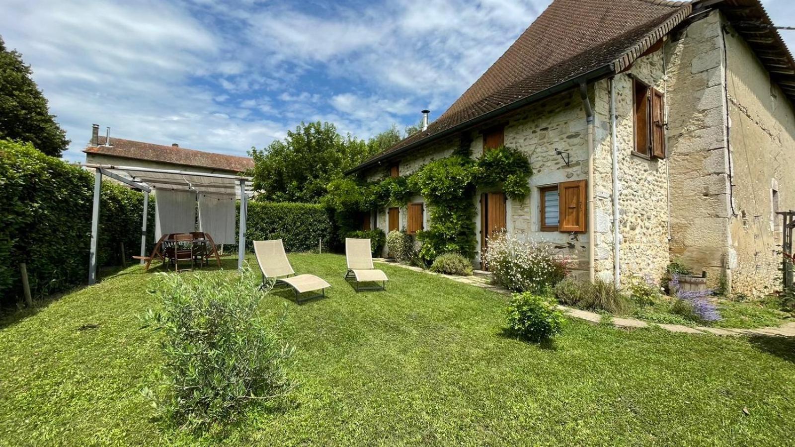 La Maison Des Commis Morestel Exteriör bild